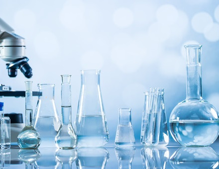 Réactifs et échantillons de laboratoire ;